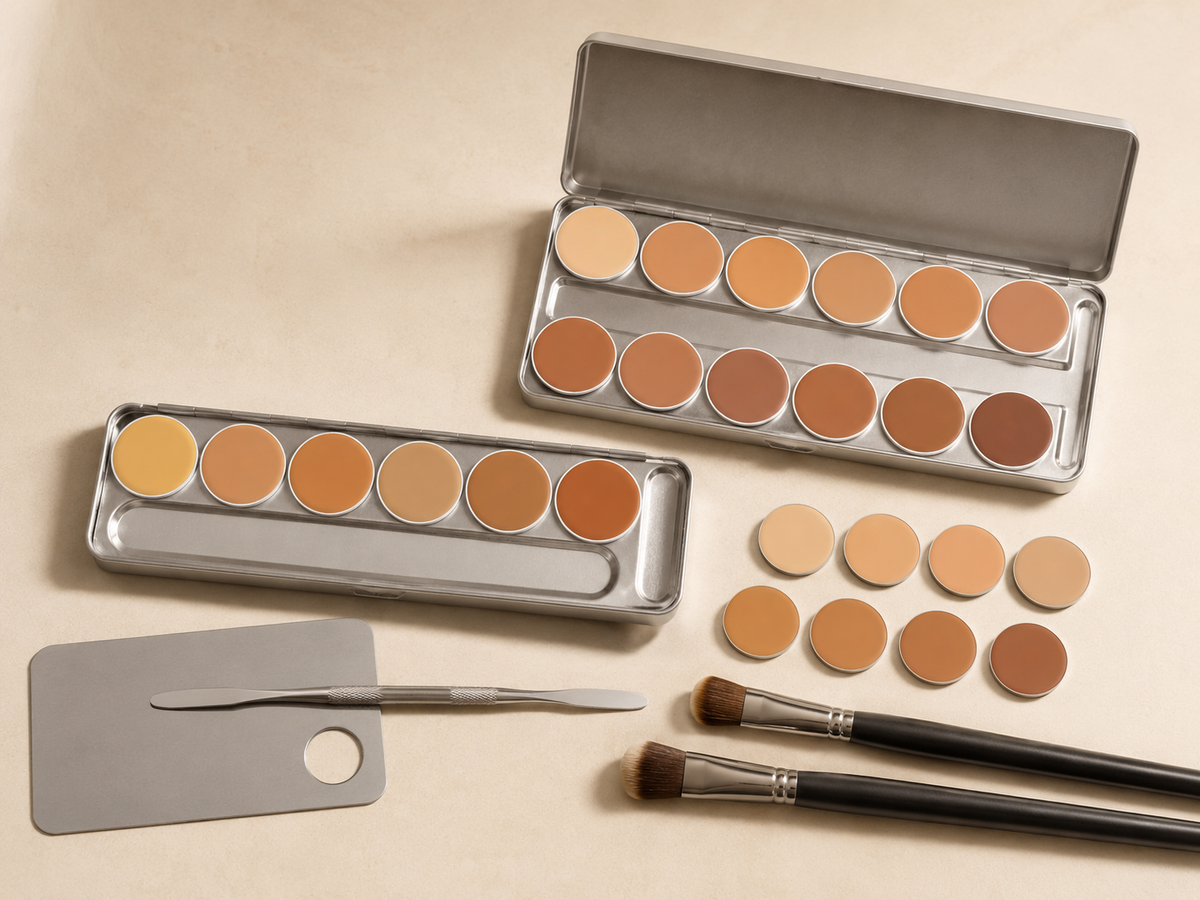 Paletas de maquillaje abiertas, recambios y herramientas profesionales